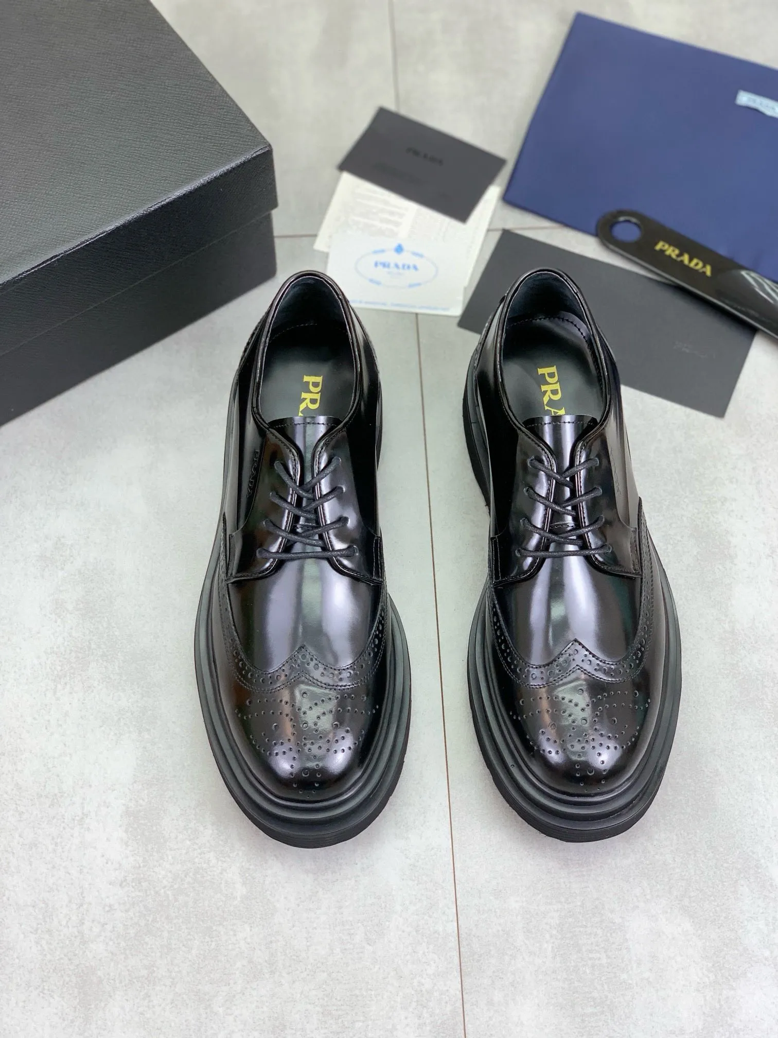 Factory price P880 💰Original quality, top version🔱 ＰＲＡＤＡPrada. Men's business casual leather shoes, top quality products. 1:1 shipment⬆️Luxurious and noble👞All imported original brand fabrics, just to create a more comfortable wearing experience. Upper: Original comfortable open edge bead-rubbed calf leather➕Top imported water-dyed full cow lining, original lightweight and comfortable TPU foam combination bottom✔️Code number: 39-44 (38.45 can be customized)